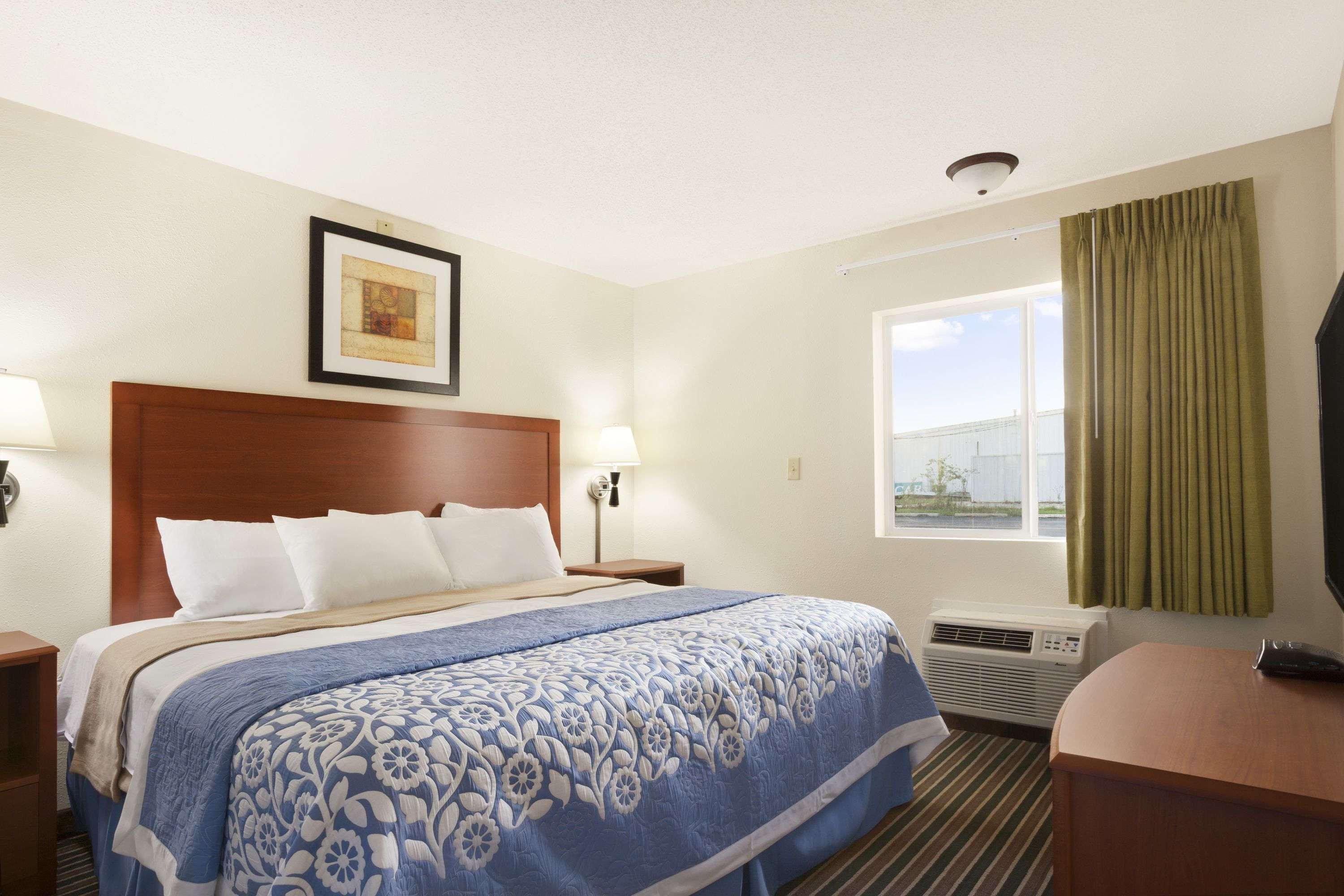 Days Inn By Wyndham Champaign/Urbana Exterior photo