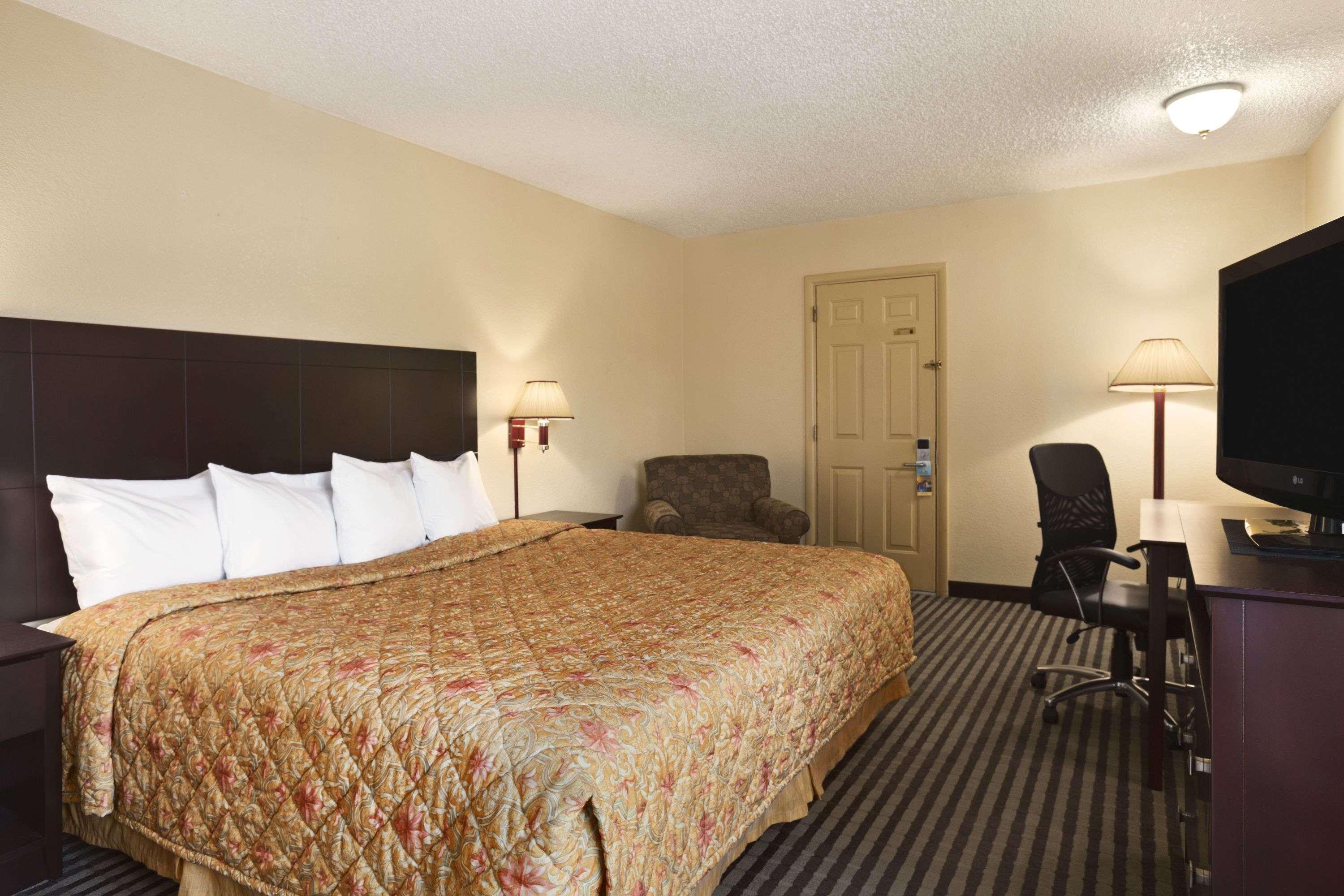 Days Inn By Wyndham Champaign/Urbana Exterior photo