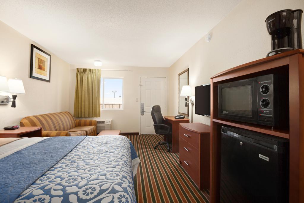 Days Inn By Wyndham Champaign/Urbana Exterior photo