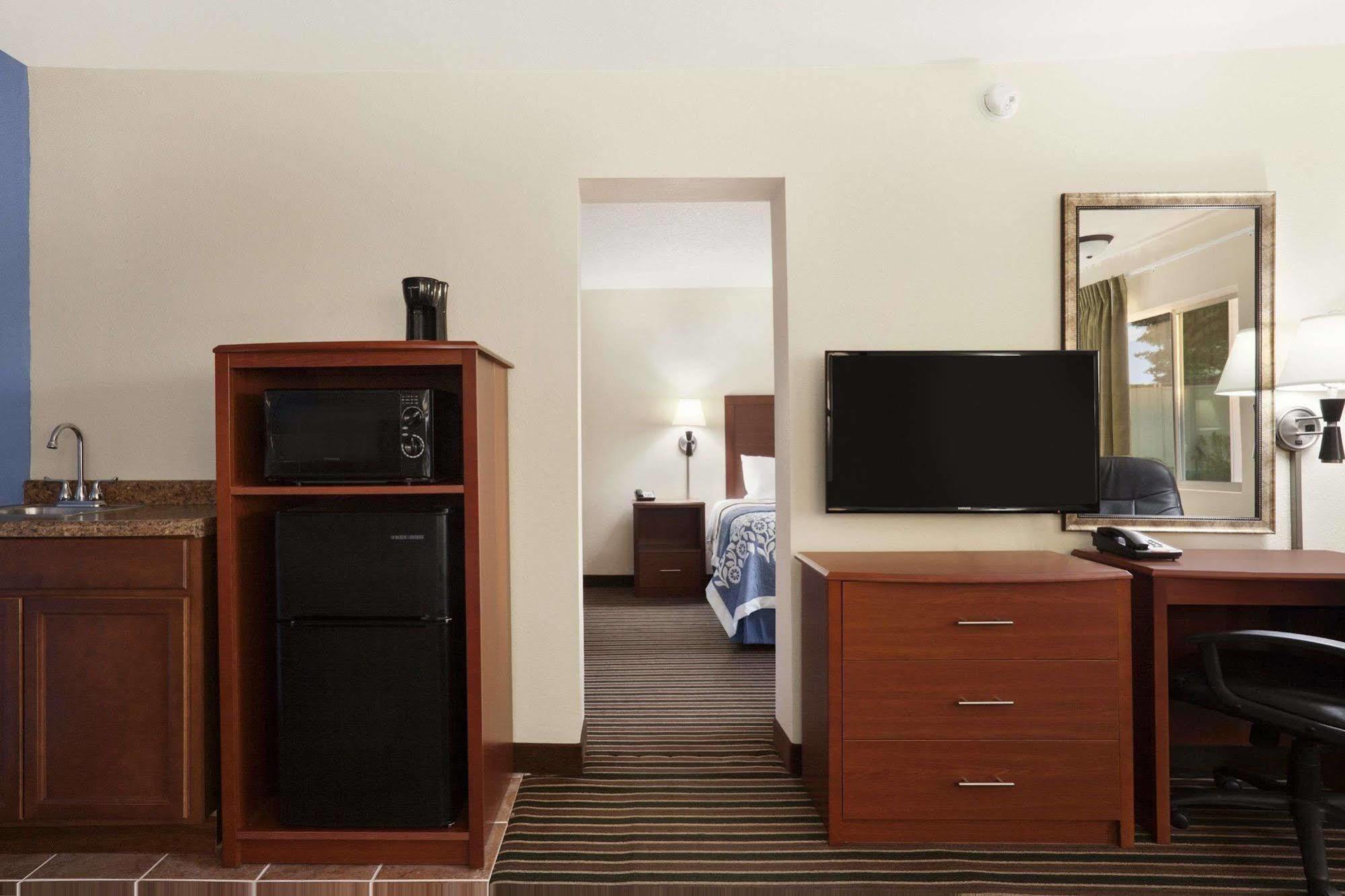 Days Inn By Wyndham Champaign/Urbana Exterior photo